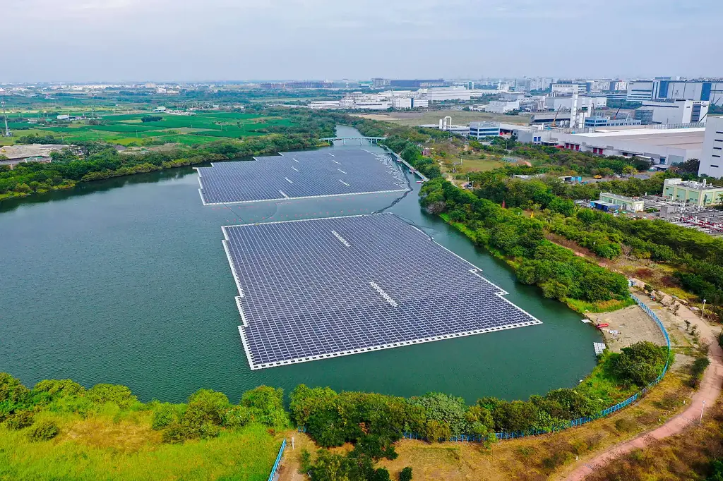 Panneaux solaires sur l'eau